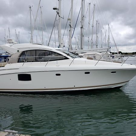 利明顿 Zen Dog Luxury Motor Yacht酒店 外观 照片