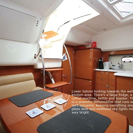 利明顿 Zen Dog Luxury Motor Yacht酒店 外观 照片