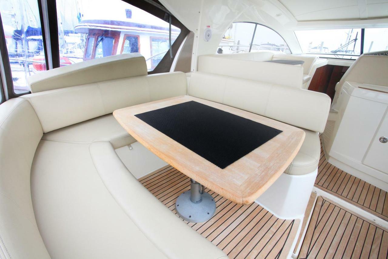 利明顿 Zen Dog Luxury Motor Yacht酒店 外观 照片