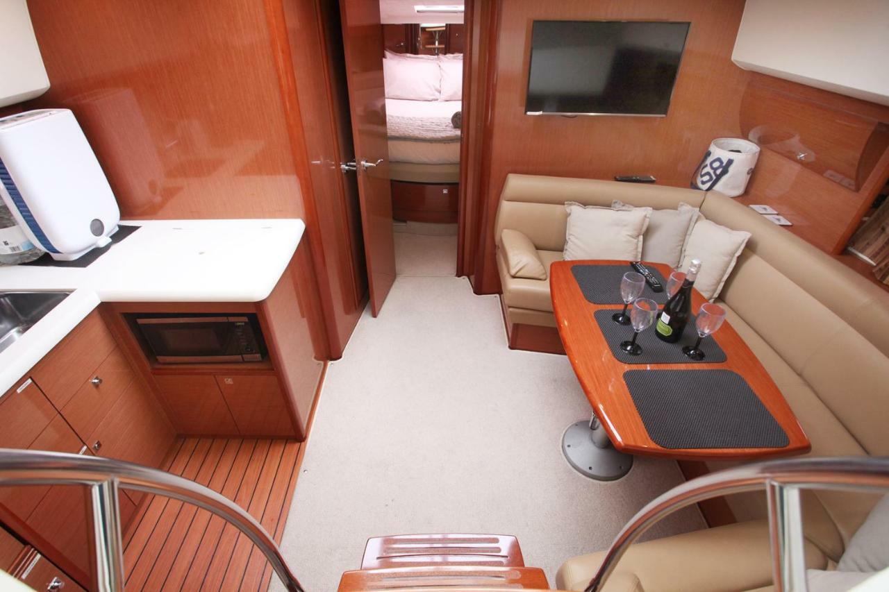 利明顿 Zen Dog Luxury Motor Yacht酒店 外观 照片